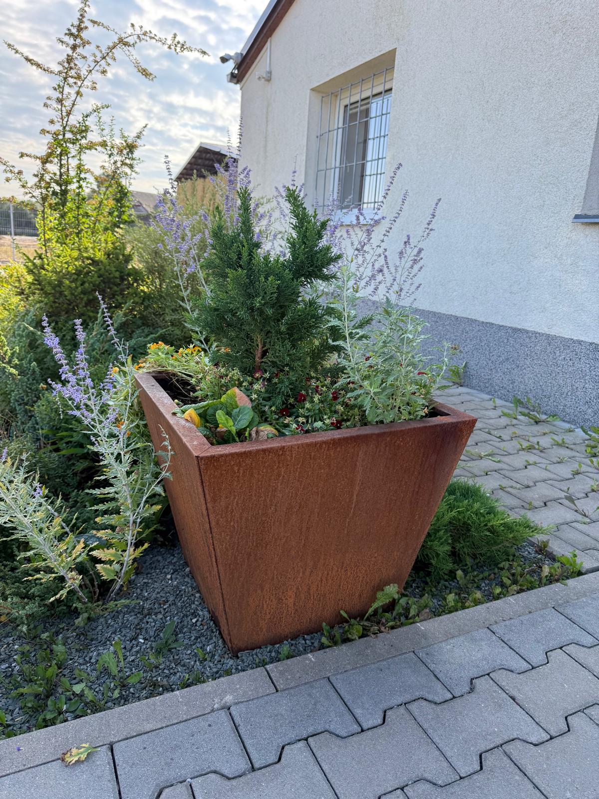 CORGARDEN-zakaznik-kvetinac corten